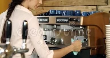 4k咖啡馆的服务员清洁咖啡机